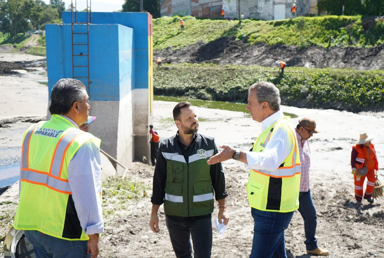Imagen principal del artículo Supervisa Pepe Chedraui trabajos de limpieza y desazolve en vaso regulador Puente Negro