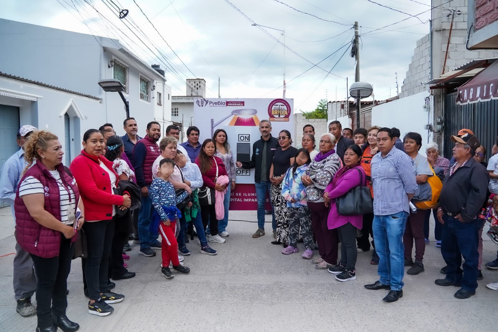 Imagen principal del artículo Entrega Gobierno de Pepe Chedraui 540 luminarias LED en Totimehuacán y Barrio San Juan