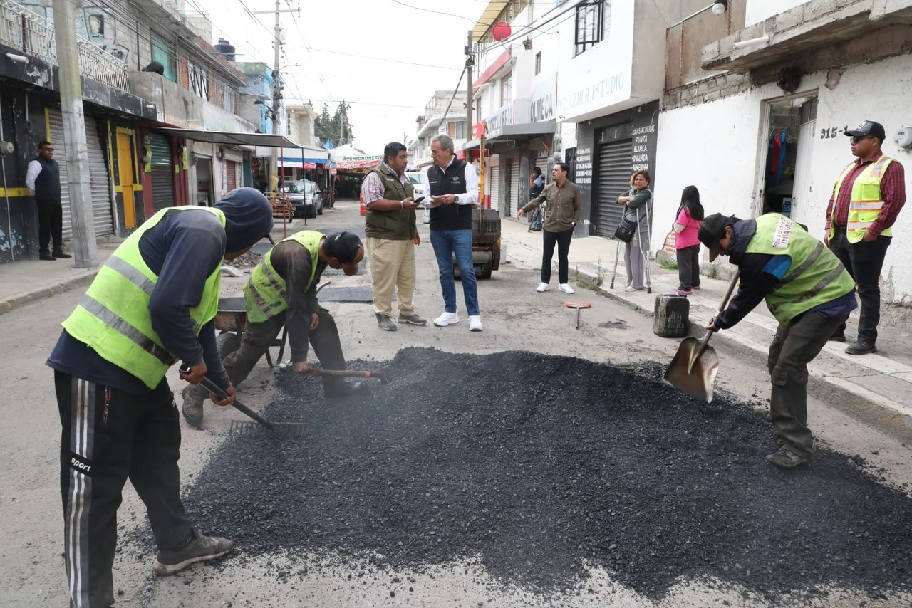 Imagen principal del artículo Supervisa Pepe Chedraui trabajos de bacheo en colonia Popular Castillotla