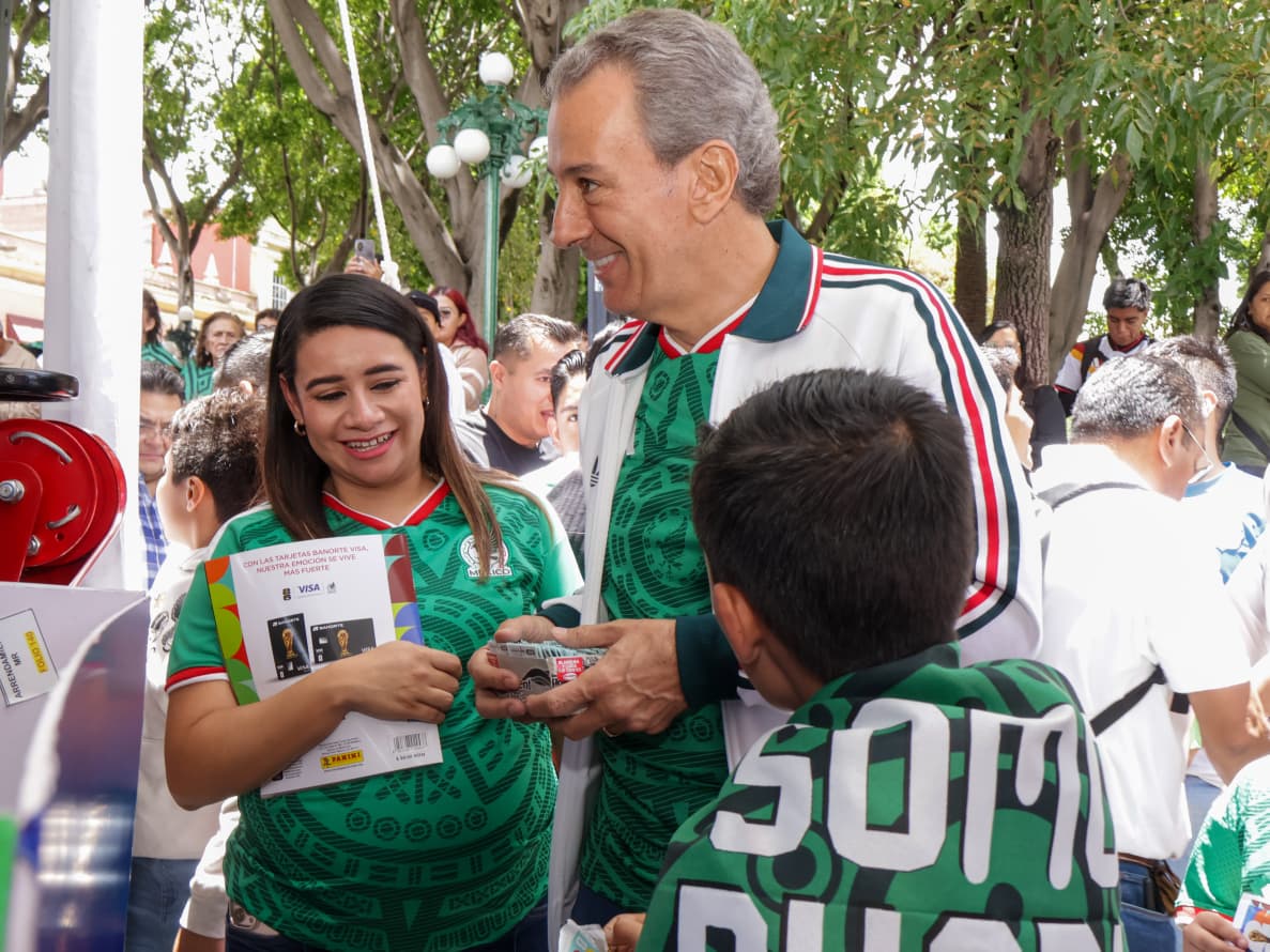 Imagen principal del artículo Pepe Chedraui se reúne con poblanas y poblanos en Megaintercambio de Estampas Mundialistas