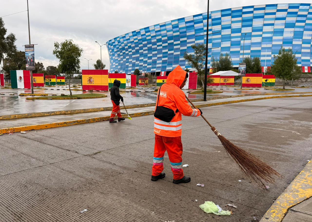 Imagen principal del artículo Gobierno de Pepe Chedraui mantiene limpios los alrededores del Estadio Cuauhtémoc tras evento deportivo