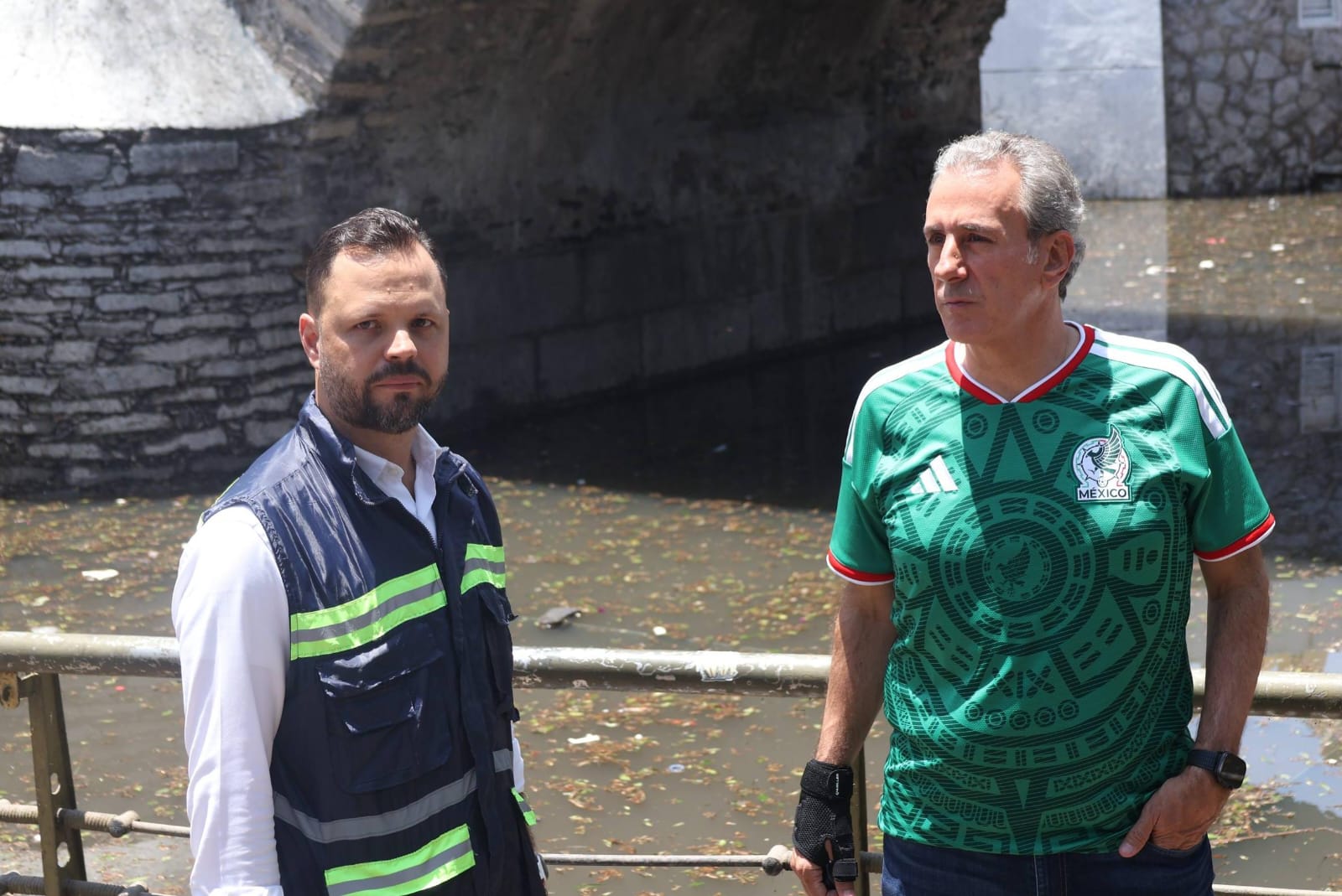 Imagen principal del artículo Supervisa Pepe Chedraui labores de drenado en el Puente de Ovando para restablecer la circulación segura