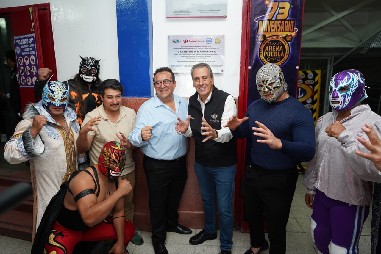 Imagen principal del artículo Devela Pepe Chedraui placa conmemorativa por el 73 aniversario de la Arena Puebla