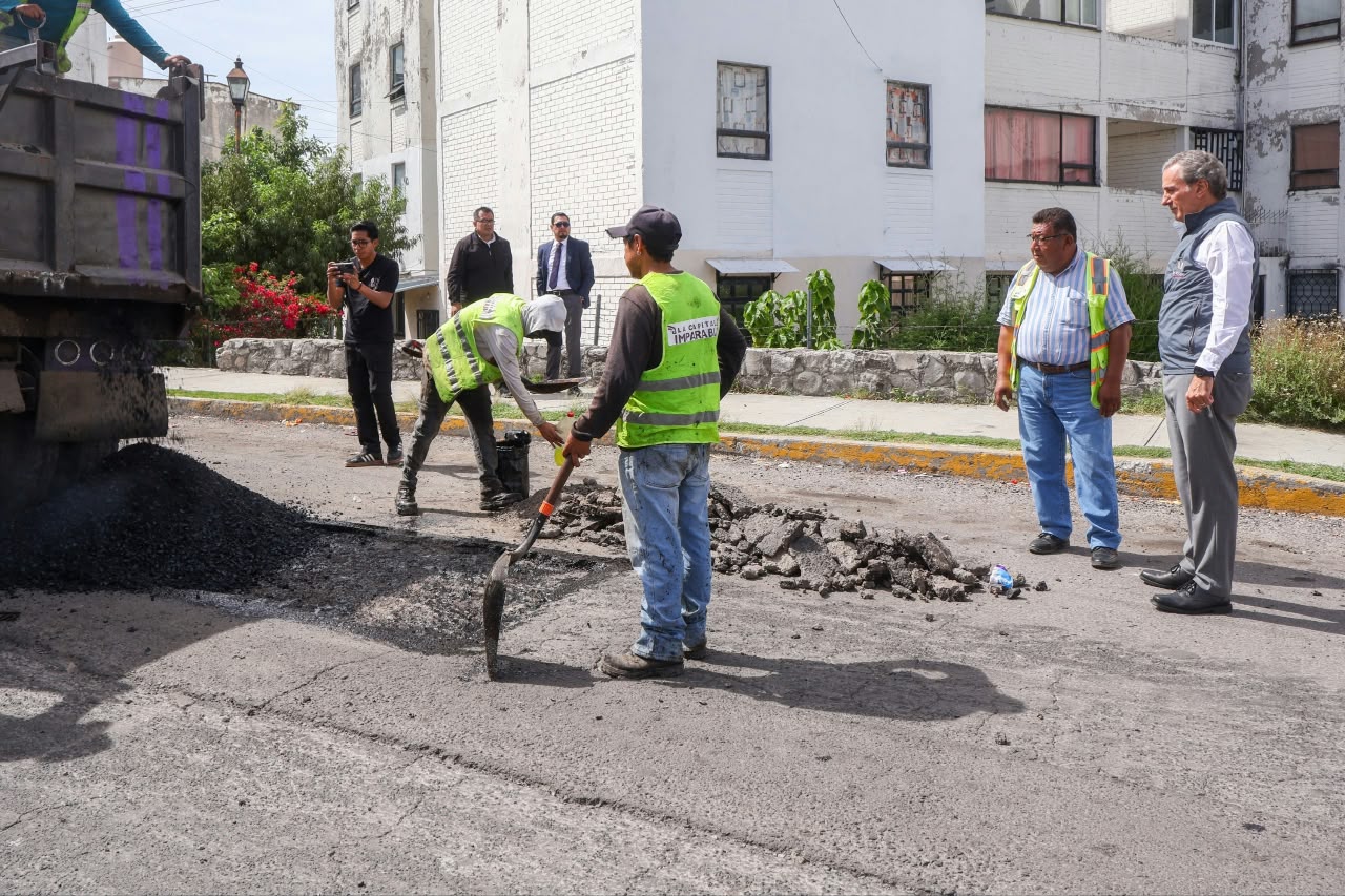 Imagen principal del artículo Supervisa Pepe Chedraui labores de bacheo en colonia La Noria