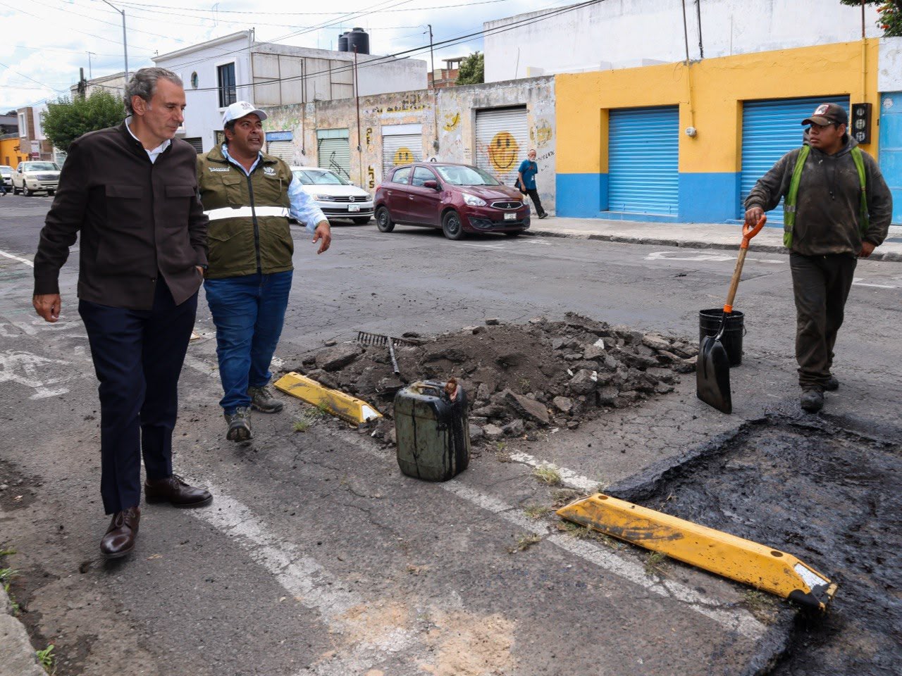 Imagen principal del artículo Verifica Pepe Chedraui labores de bacheo en colonia Los Volcanes