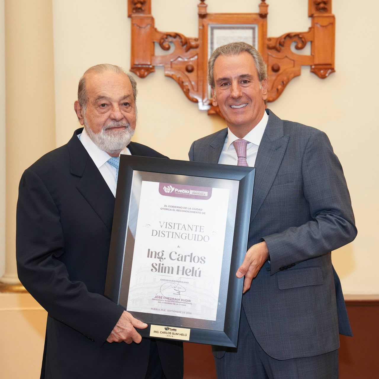 Imagen principal del artículo Entrega Pepe Chedraui reconocimiento de Visitante Distinguido a Carlos Slim
